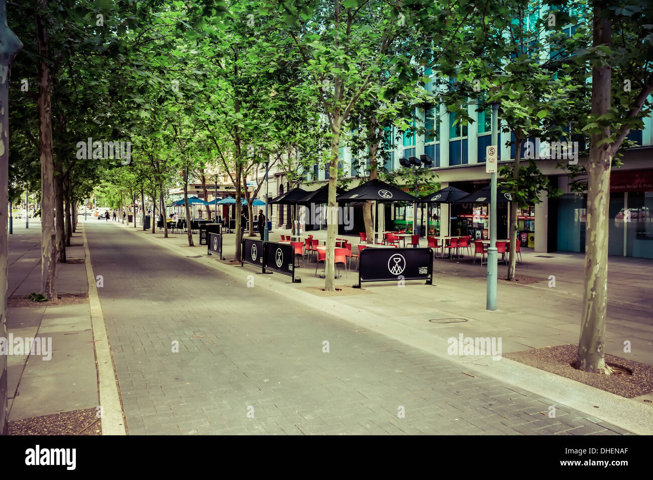 Eine Allee von Bäumen und Freiluft-Café in der nordwestlichen Ecke von Victoria Square im Zentrum von Adelaide, Australien Stockfoto