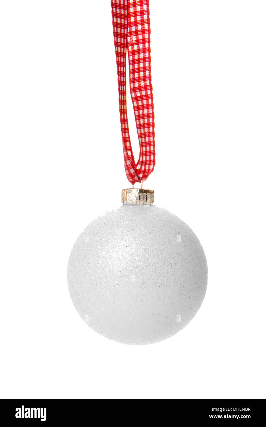 weiße Weihnachtskugel isoliert hängen mit weißem Hintergrund Stockfoto