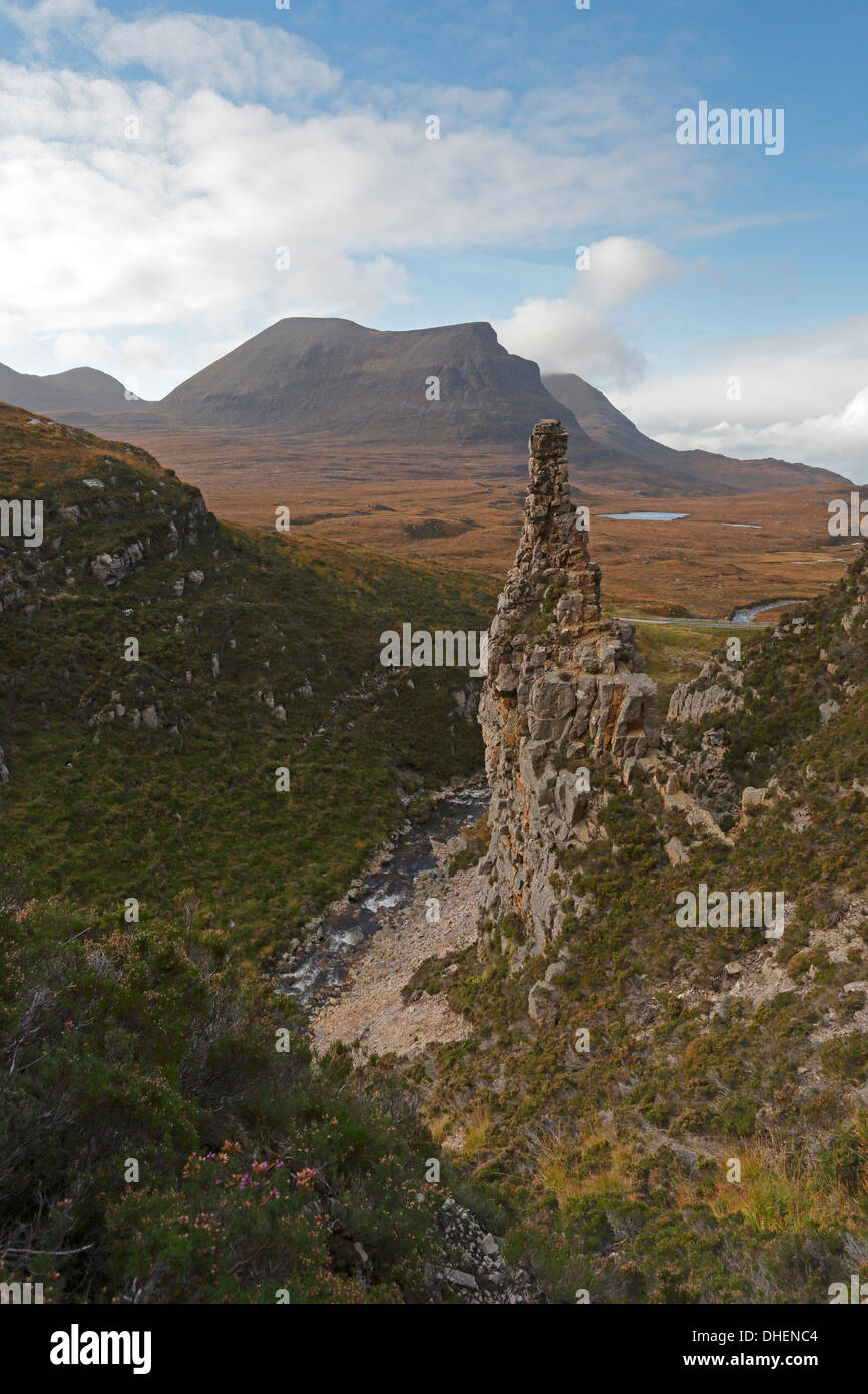 Sandstein-Spitze mit Quinag in der Ferne im Herbst Stockfoto