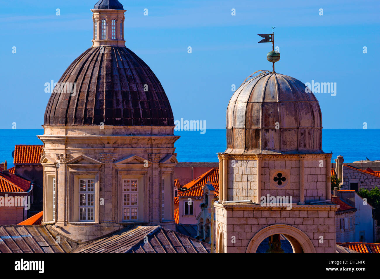 Kathedrale der Himmelfahrt der Jungfrau Maria auf Links, rechts Uhrturm, Altstadt, UNESCO, Dubrovnik, Dalmatien, Kroatien Stockfoto