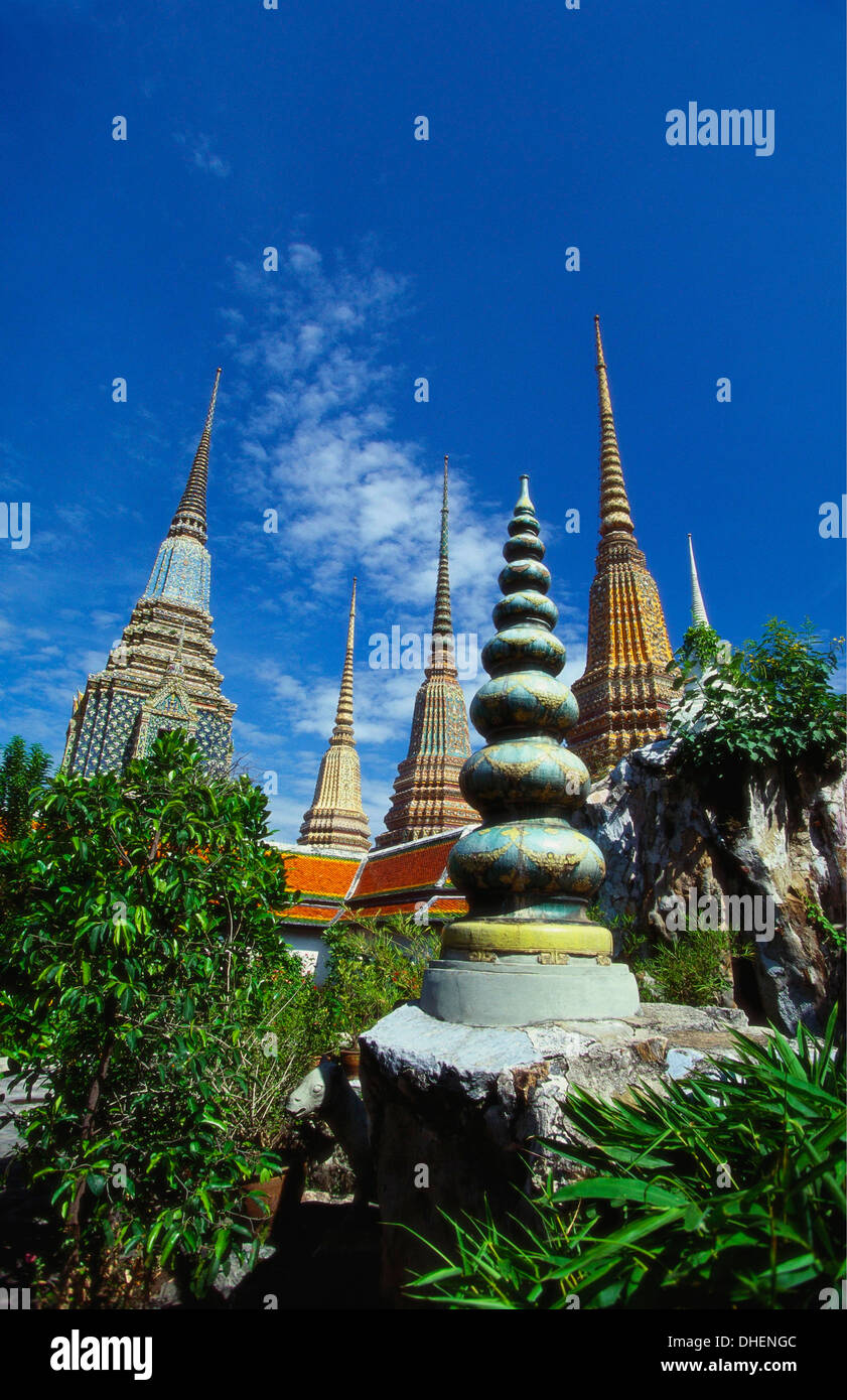 Stupas am Tempel des liegenden Buddha, Bangkok, Thailand Stockfoto