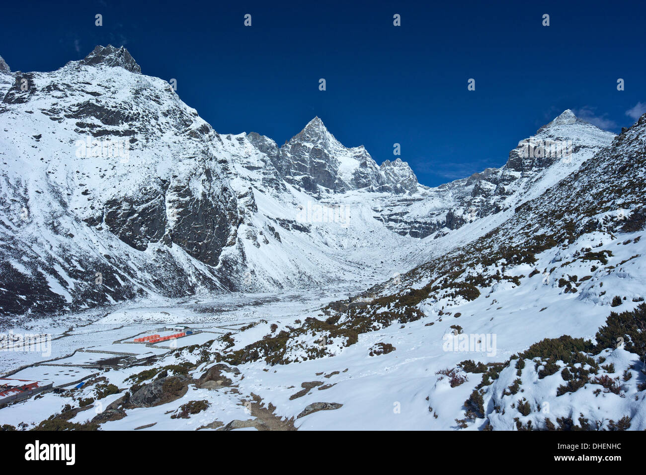 Dorf von Machhermo mit Kyajo Ri hinter Solukhumbu Bezirk, Sagarmatha Nationalpark, UNESCO, Nepal, Himalaya Stockfoto