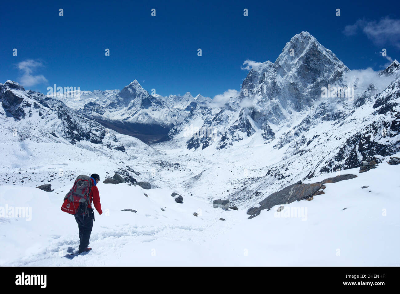 Sherpa-Führer zu Fuß über Cho La Pass mit Ama Dablam links und Arakam Tse auf rechten Seite, Nepal, Himalaya Stockfoto