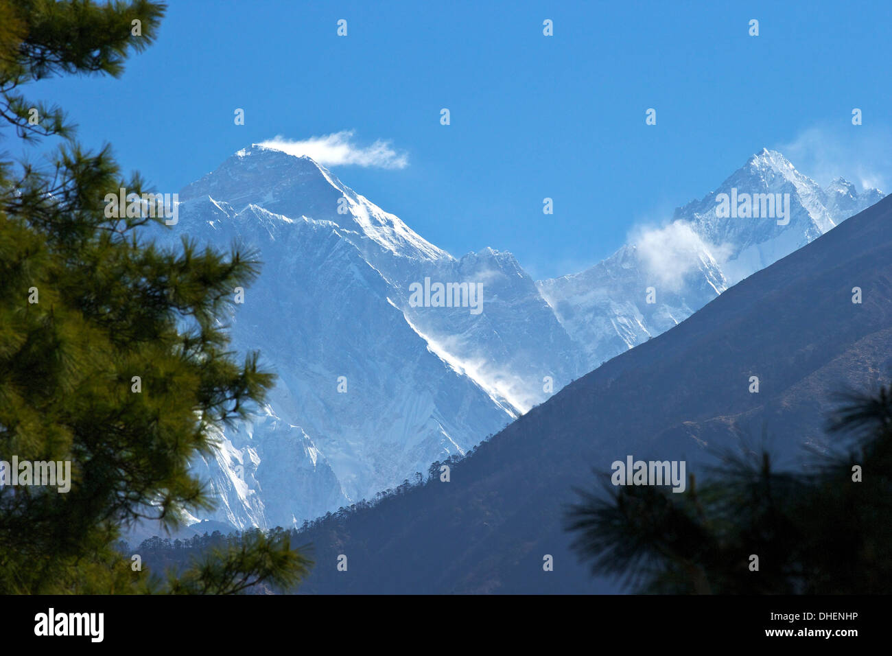 Blick zum Mount Everest und Lhotse vom Wanderweg in der Nähe von Namche Bazar, Himalaya, Nepal, Asien Stockfoto