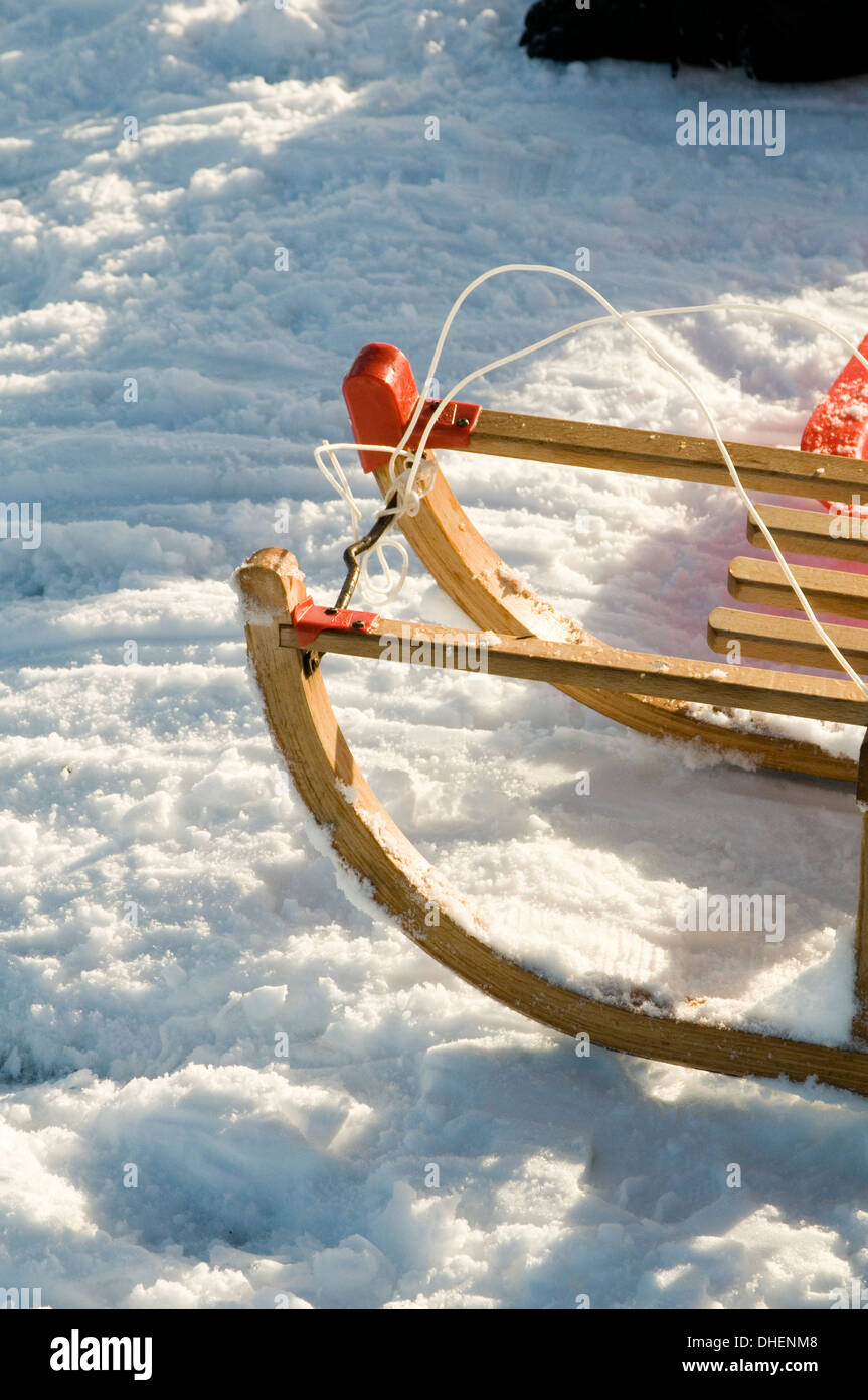 Rodelschlitten Schlitten Rodeln Schnee Winter Schlitten Rodeln Holz hölzern traditionelle Stockfoto