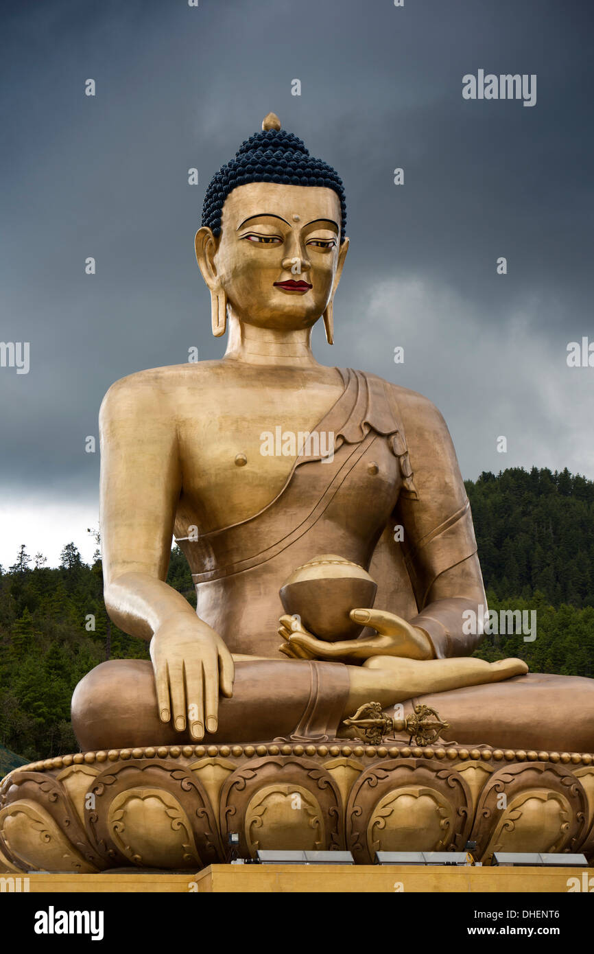 Bhutan, Thimpu, Big Buddha Dordenma Statue, gigantische Sakyamuni buddhistische Figur mit Annäherung an Sturm hinter Stockfoto