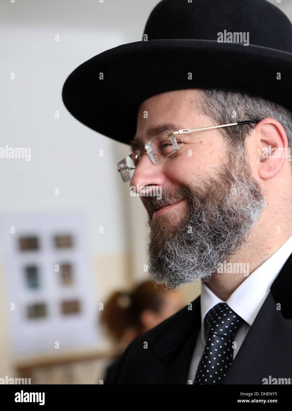 Berlin, Deutschland. 8. November 2013.Rabbi David Baruch Lau, der aschkenasischen Oberrabbiner von Israel, besucht oder Avner Talmud-Thora Jewish Seminary (Jeschiwa) einen Tag vor den 75. Jahrestag der Reichspogromnacht, auch bekannt als Nacht der Broken Glass in Berlin. Bildnachweis: Adam Berry/Alamy Live-Nachrichten Stockfoto