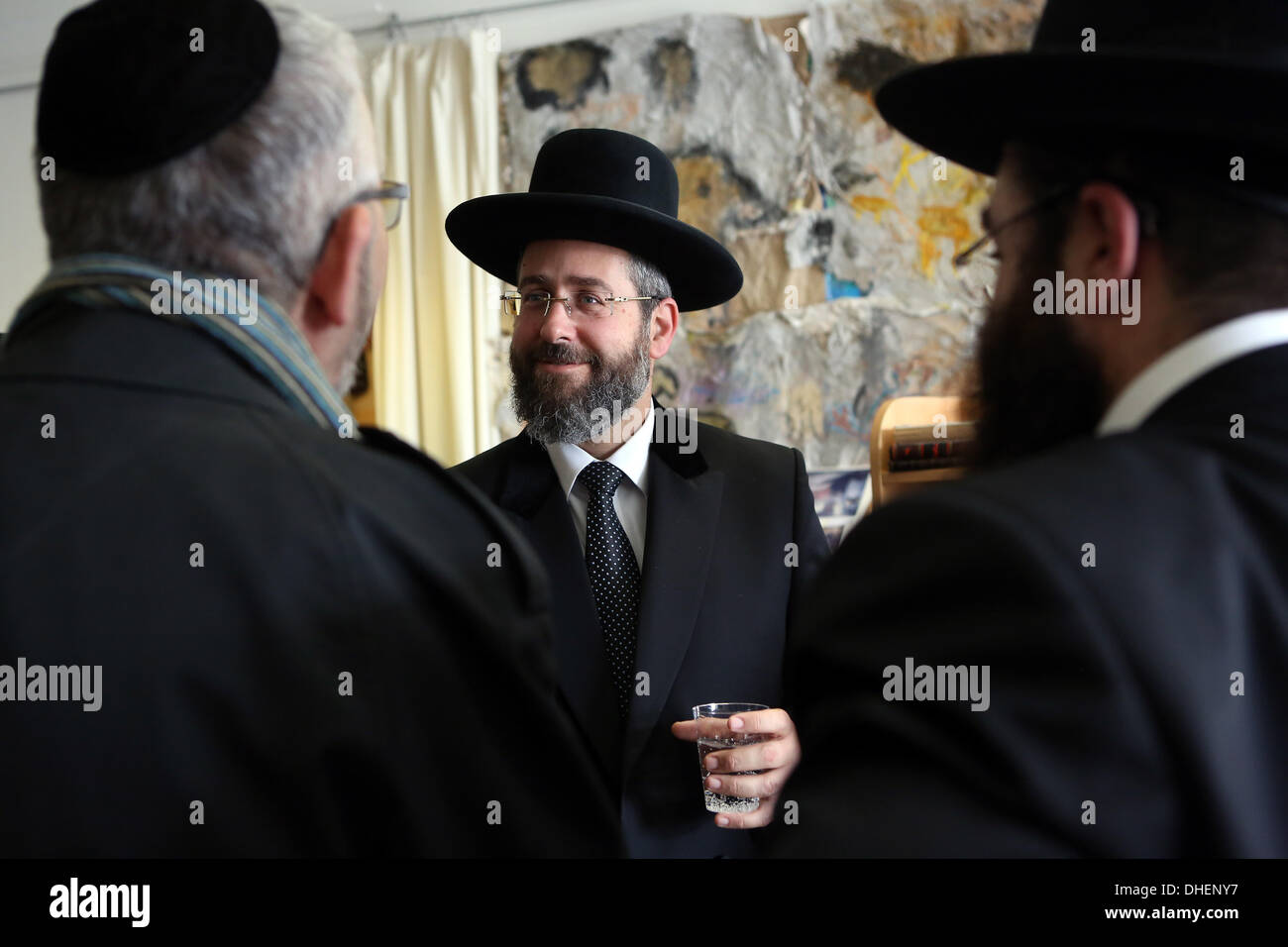 Berlin, Deutschland. 8. November 2013.Rabbi David Baruch Lau, der aschkenasischen Oberrabbiner von Israel, besucht oder Avner Talmud-Thora Jewish Seminary (Jeschiwa) einen Tag vor den 75. Jahrestag der Reichspogromnacht, auch bekannt als Nacht der Broken Glass in Berlin. Bildnachweis: Adam Berry/Alamy Live-Nachrichten Stockfoto