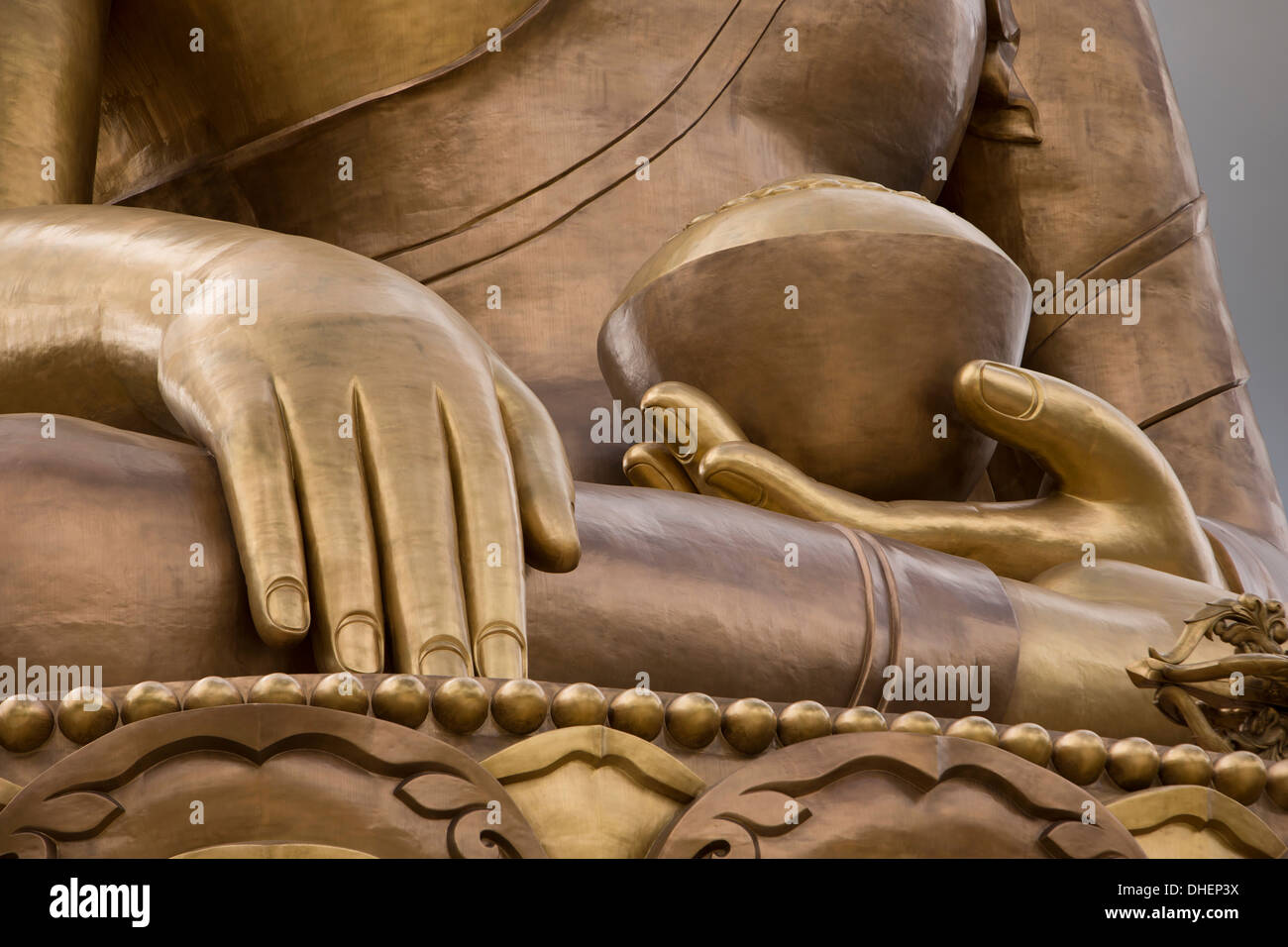 Bhutan, Thimpu, große Buddha-Dordenma Statue, gigantische Sakyamuni Figur Hände und dorji Stockfoto