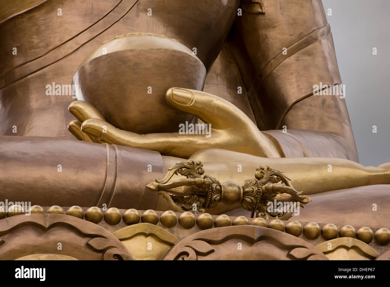 Bhutan, Thimpu, große Buddha-Dordenma Statue, gigantische Sakyamuni Figur Hände und dorji Stockfoto