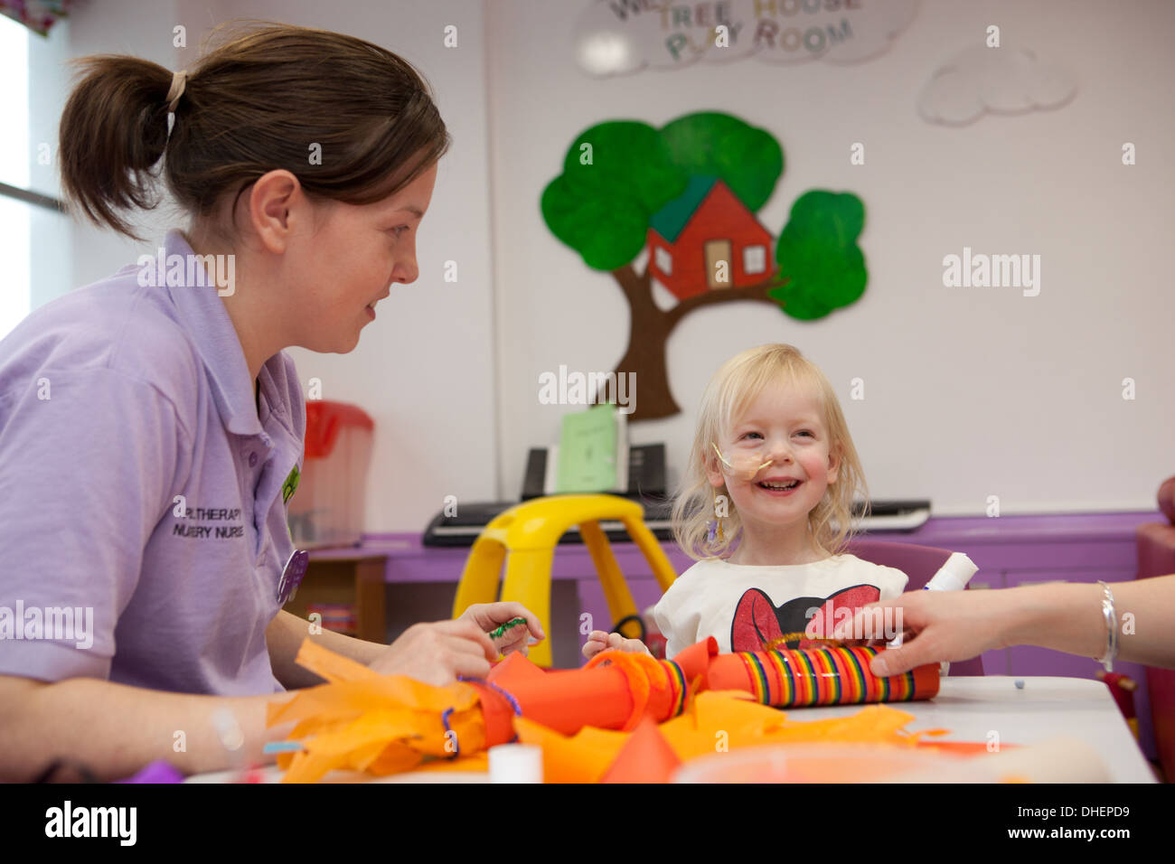 Ein junges Mädchen genießt das Spielzimmer in einem Krankenhaus UK Stockfoto