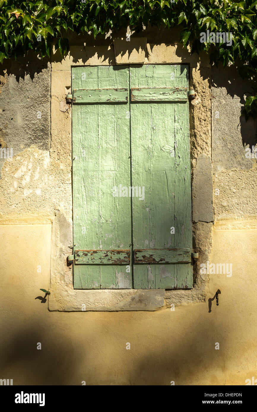 Alte traditionelle Fenster im Dorf von Grignan, Frankreich, Europa. Stockfoto