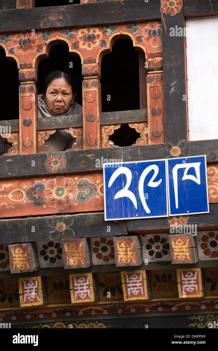 Bhutan, Thimpu, Frau auf der Suche von traditionell dekorierte Haus Fenster Stockfoto