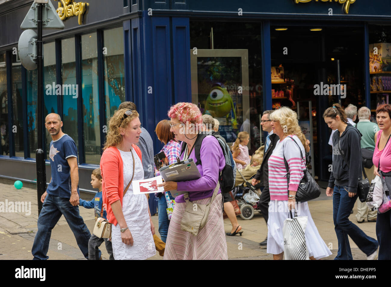 Eine Frau mit einem Klemmbrett Fragen eine junge Frau, während eine Umfrage in einer UK-Innenstadt zu tun. Stockfoto