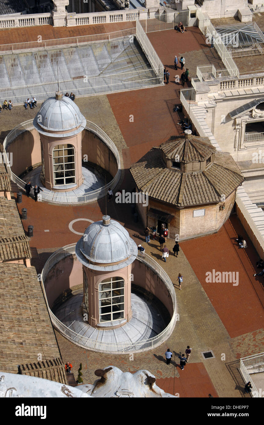 Vatikan-Stadt. Touristen auf dem Dach der St. Peter Basilika. Stockfoto