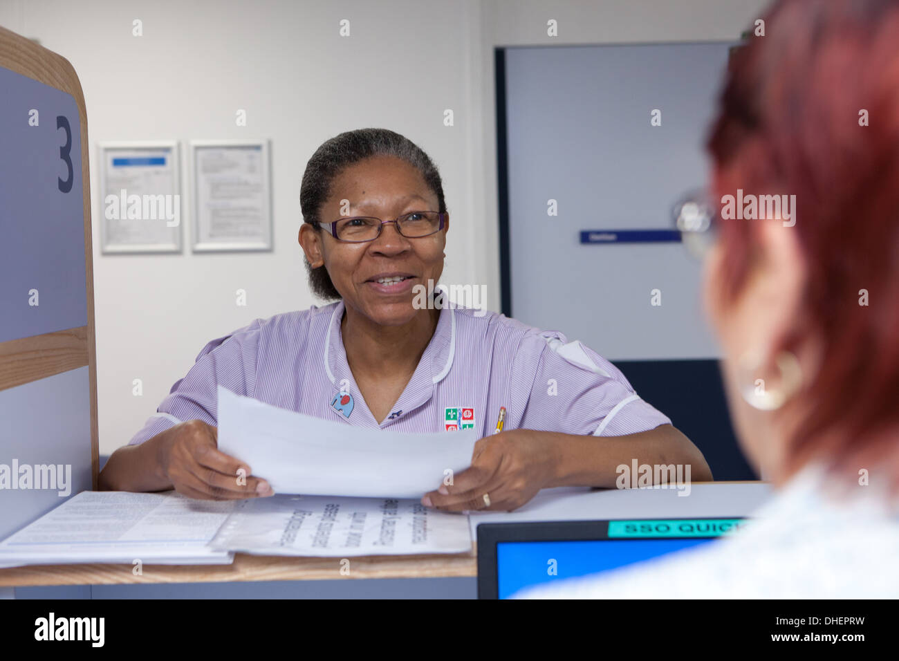 Eine ordnungsgemäße Pflege unterstellt einen NHS ambulant Empfang UK Stockfoto