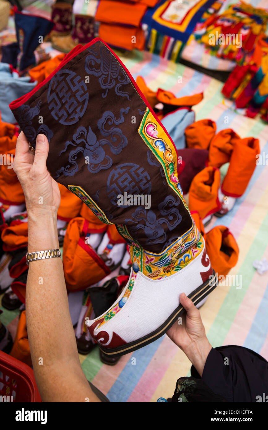 Bhutan, Thimpu, dekoriert traditionell bestickte formale Boot an Tsechu Marktstand Stockfoto