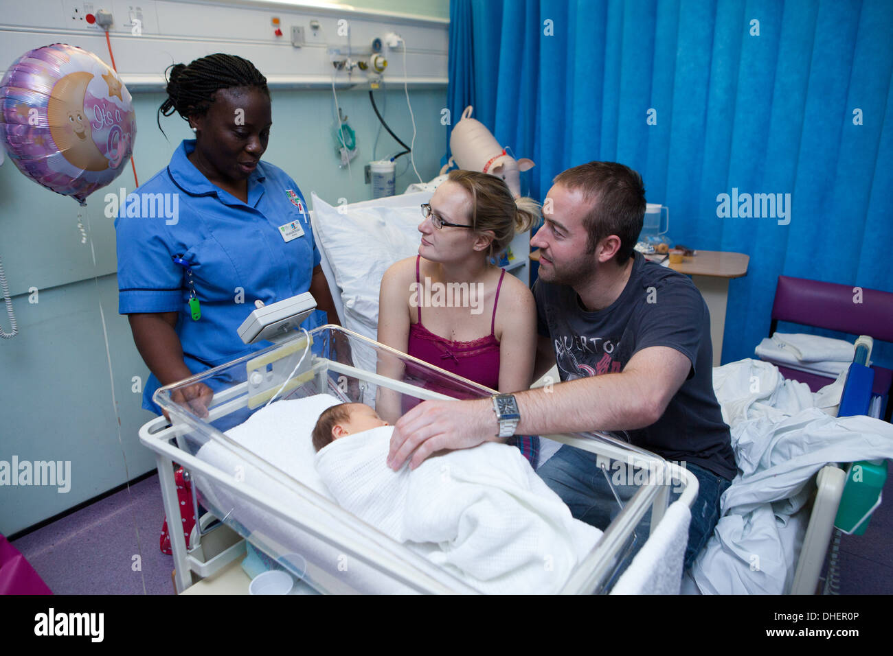 Eine Hebamme spricht mit den Eltern ein neues Baby geboren-UK Stockfoto