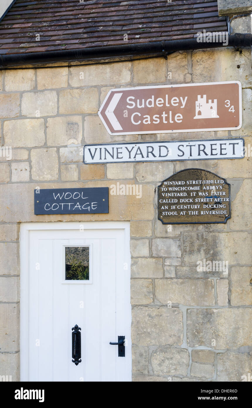 Braune Schild für Sudeley Castle an der Wand eines Gebäudes in der Cotswold Stadt Winchcombe Stockfoto
