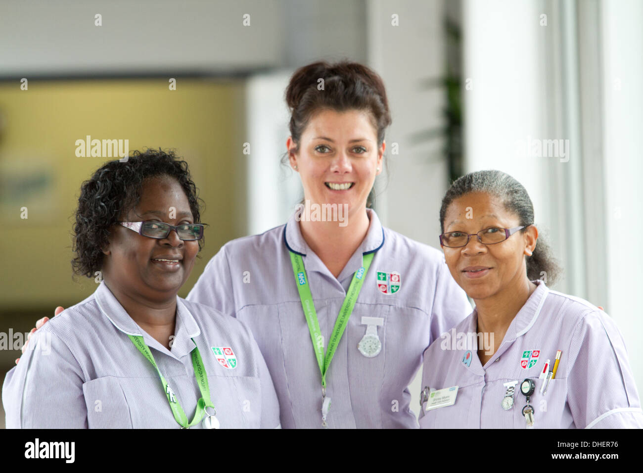 Eine Gruppe von drei Schwestern in einem Krankenhausflur UK Stockfoto