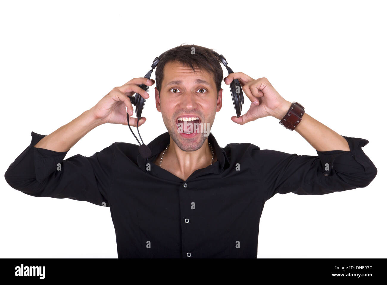 Mann im schwarzen Hemd, lauten Musik über Kopfhörer hören Stockfoto