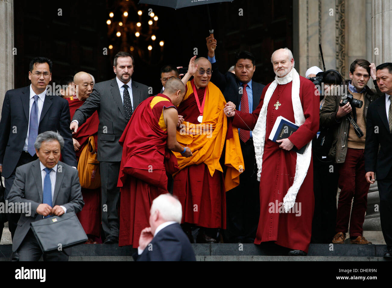 Der 14. Dalai Lama (L) lässt sich mit Richard Chartre der Bischof von London (R) St. Paul s Cathedral, London 14. Mai 2012 Stockfoto