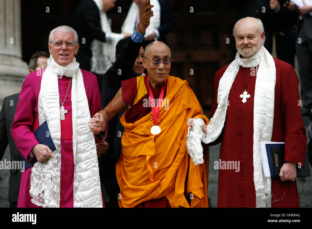 Der 14. Dalai Lama (L) lässt sich mit Richard Chartre der Bischof von London (R) St. Paul s Cathedral, London 14. Mai 2012 Stockfoto