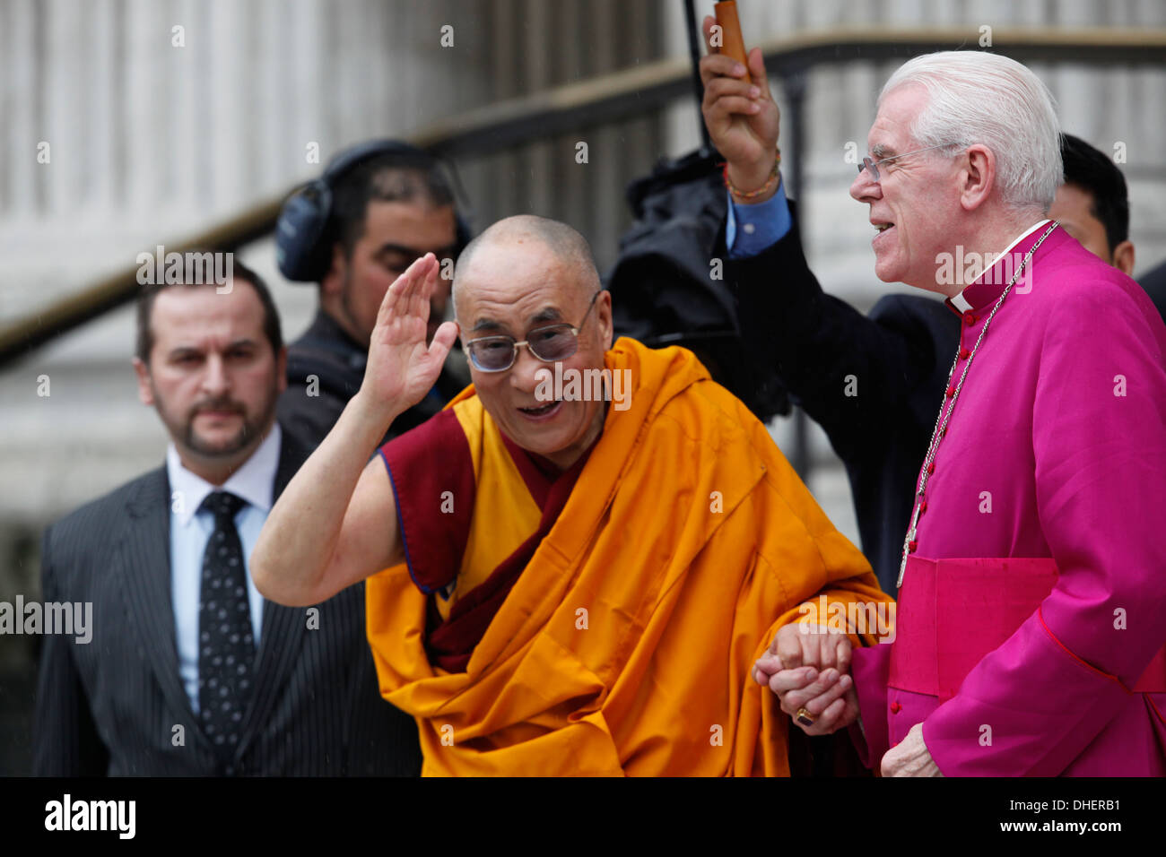 Seine Heiligkeit der Dalai Lama kommt nach St. Pauls Cathedral, die 2012-Templeton-Preis in London Großbritannien, am 14. Mai 2012 erhalten Stockfoto