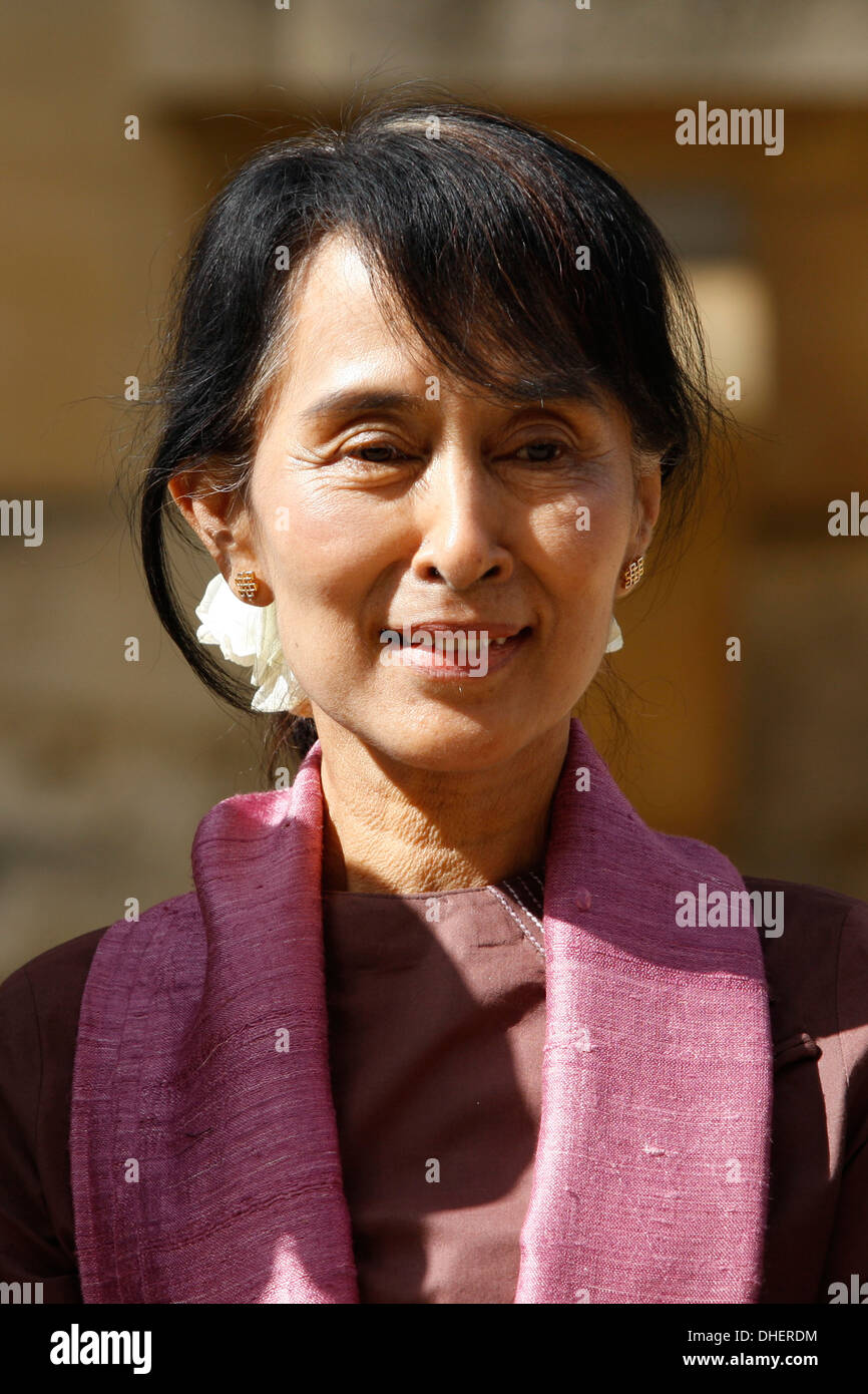 Myanmar-Demokratie-Symbol Aung San Suu Kyi kommt nach Oxford University in Oxford, England, 19. Juni 2012. Die Myanmar Opposition le Stockfoto