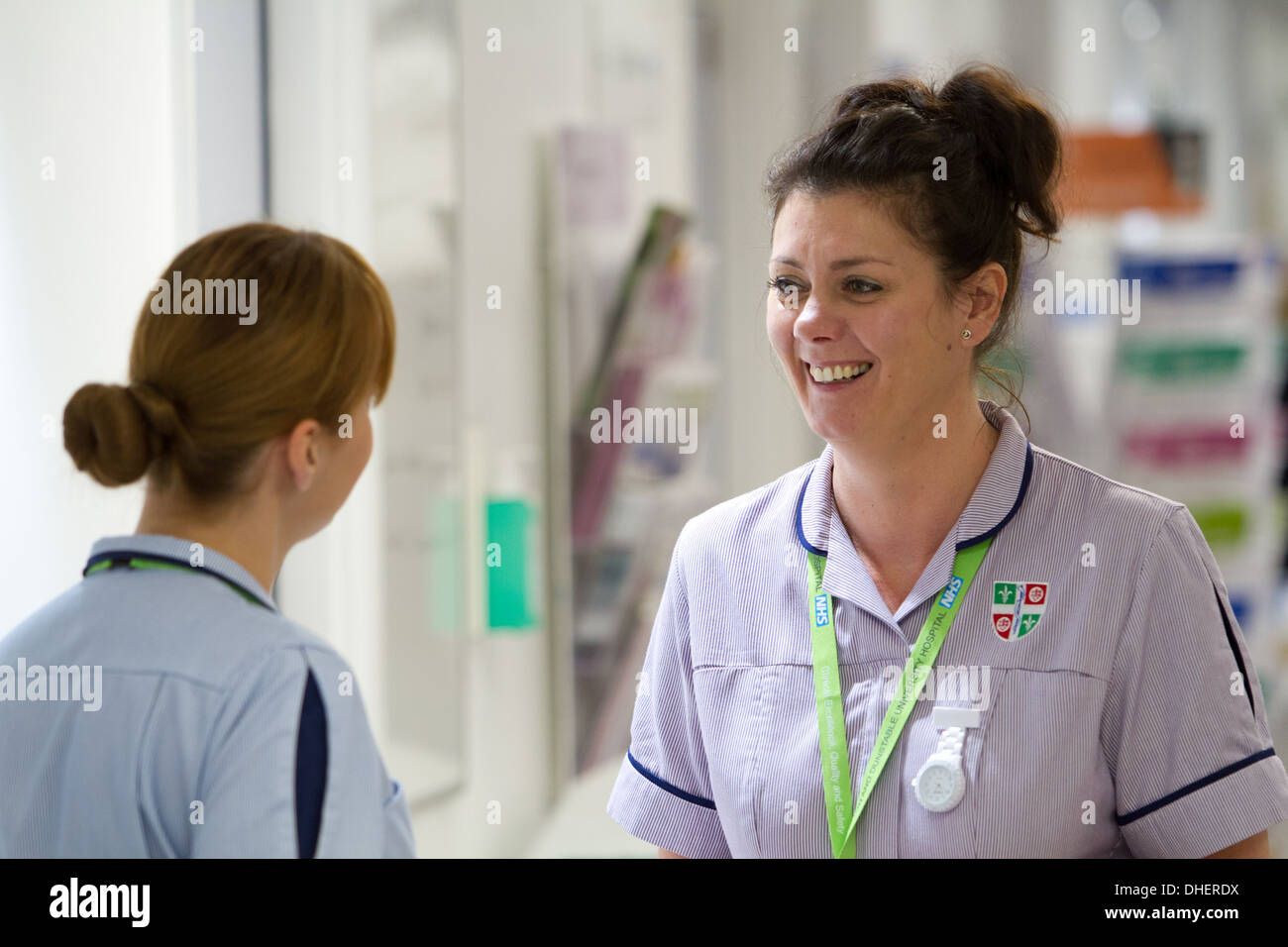 Krankenschwestern in der Diskussion über eine Krankenstation UK Stockfoto