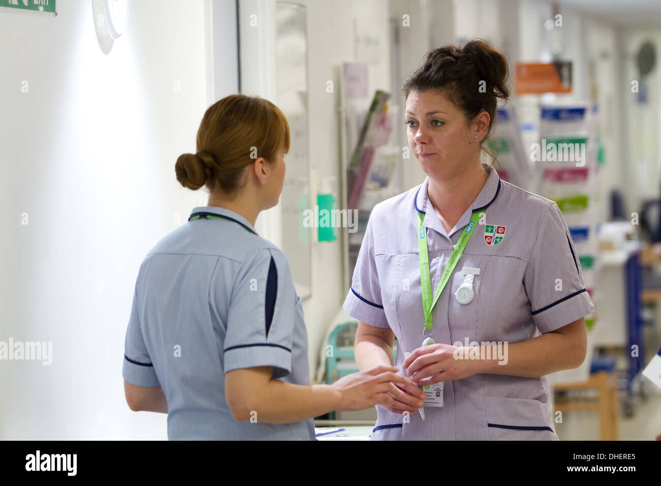 Krankenschwestern im Gespräch auf einer Krankenstation NHS UK Stockfoto