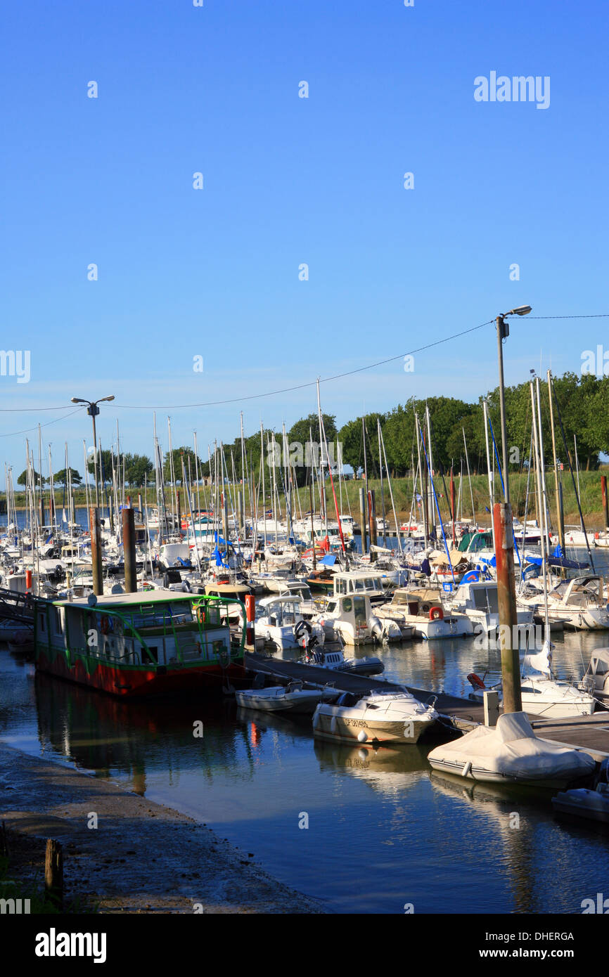 Marina und Somme River von Quai Lejoille, St Valery Sur Somme, Somme, Picardie, Frankreich Stockfoto