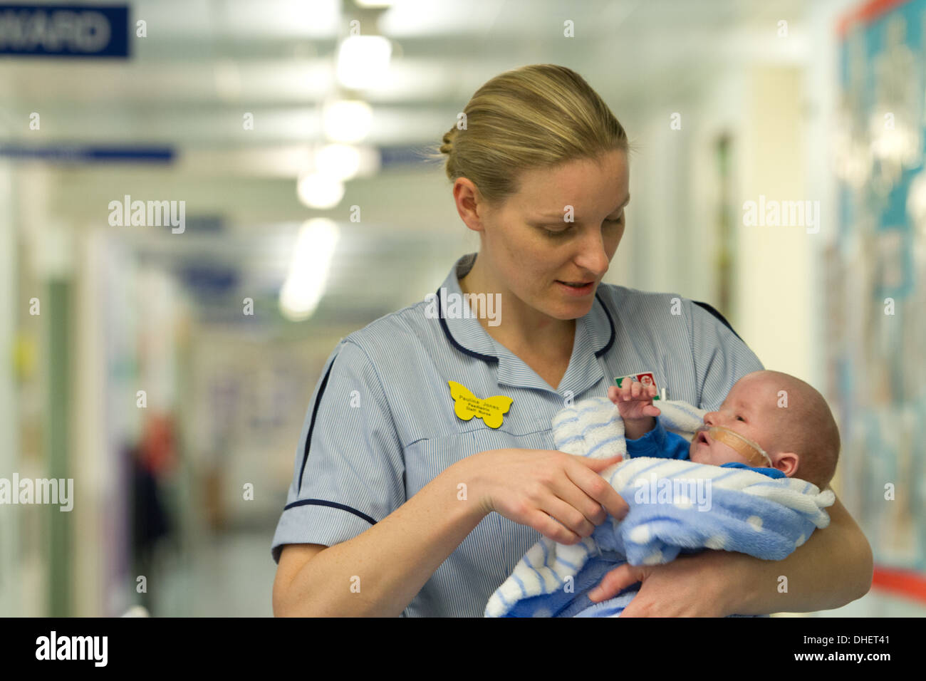 Kinderkrankenschwester mit einem Baby UK Stockfoto