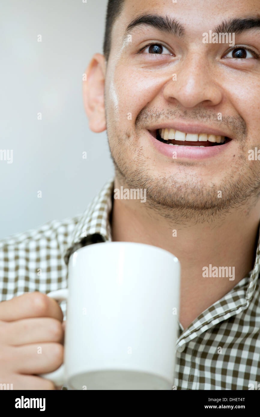 Mitte erwachsener Mann mit einem Kaffee Stockfoto
