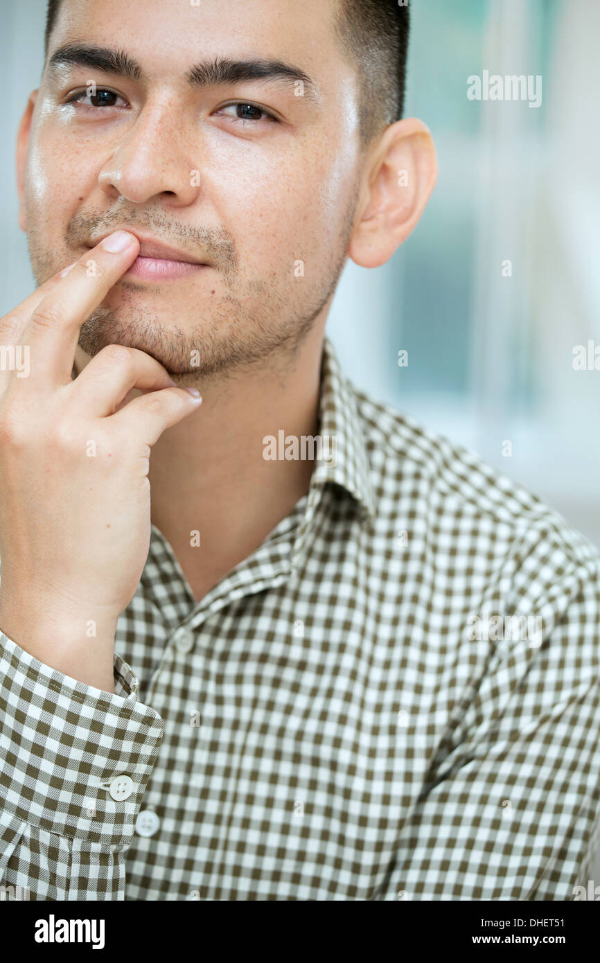 Mitte erwachsener Mann berühren seine Lippe Stockfoto