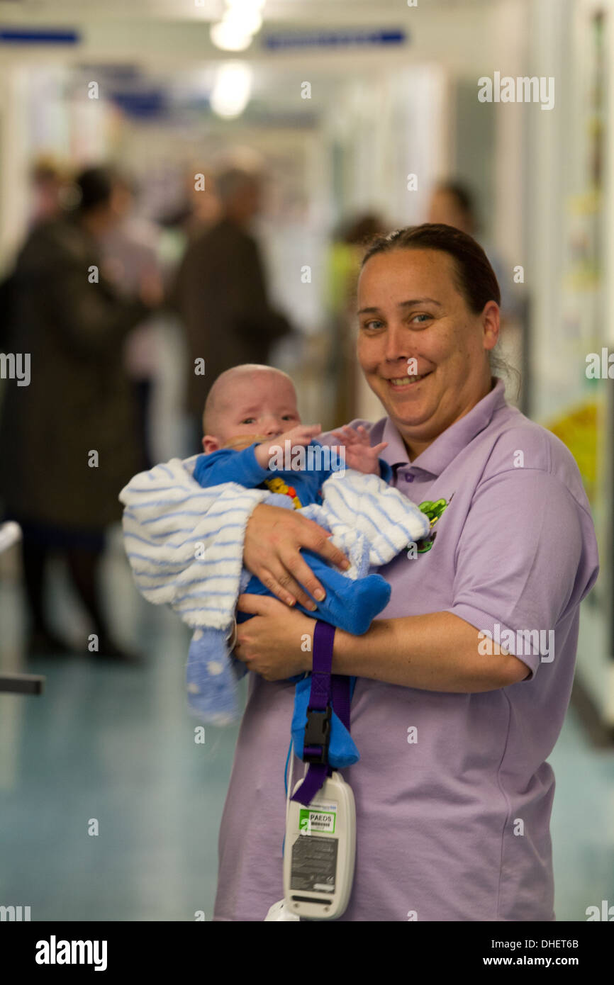 Eine pädiatrische Pflegedienst mit Baby UK Stockfoto