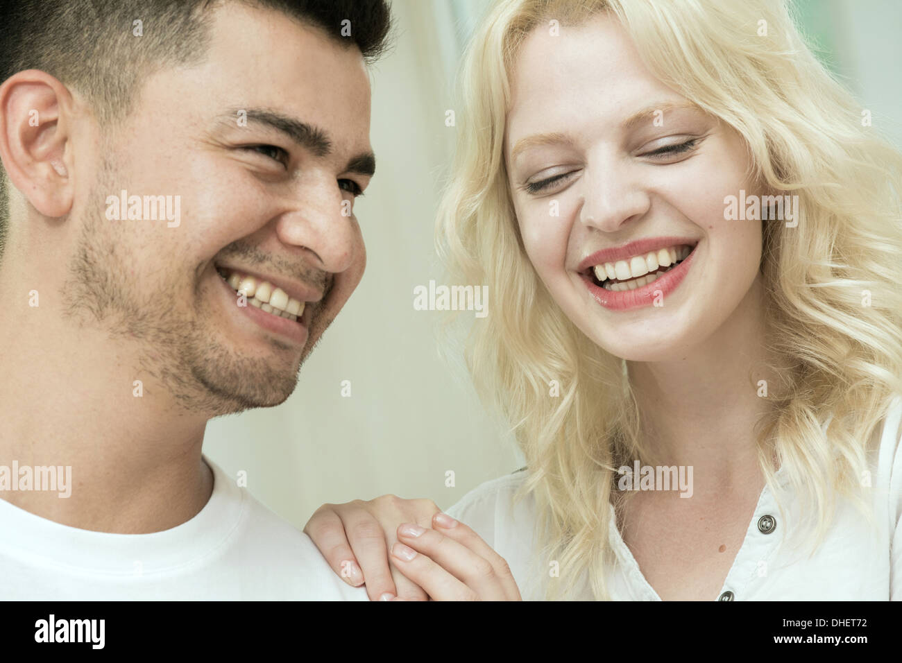 Junges Paar, lachen Stockfoto