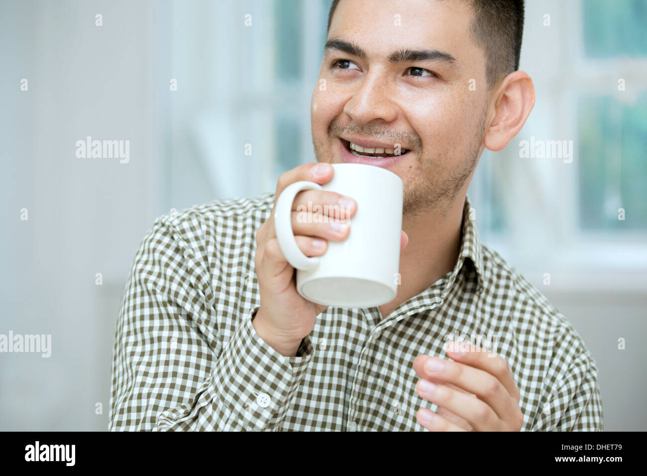 Mitte erwachsenen Mannes Kaffeetrinken Stockfoto