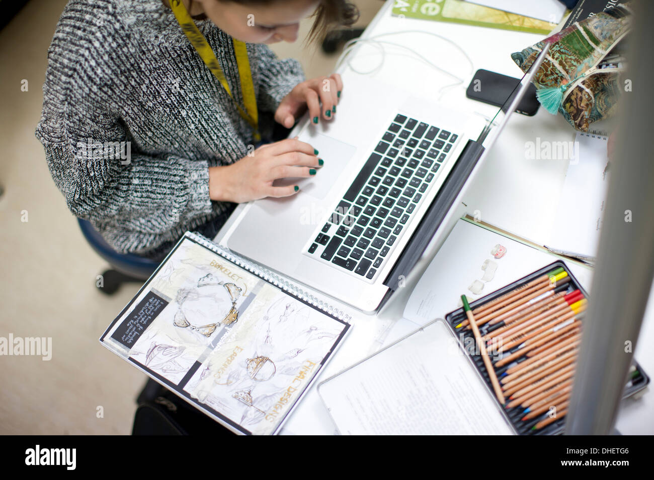 Frau mit Laptop in Schmuck-Design-Klasse Stockfoto