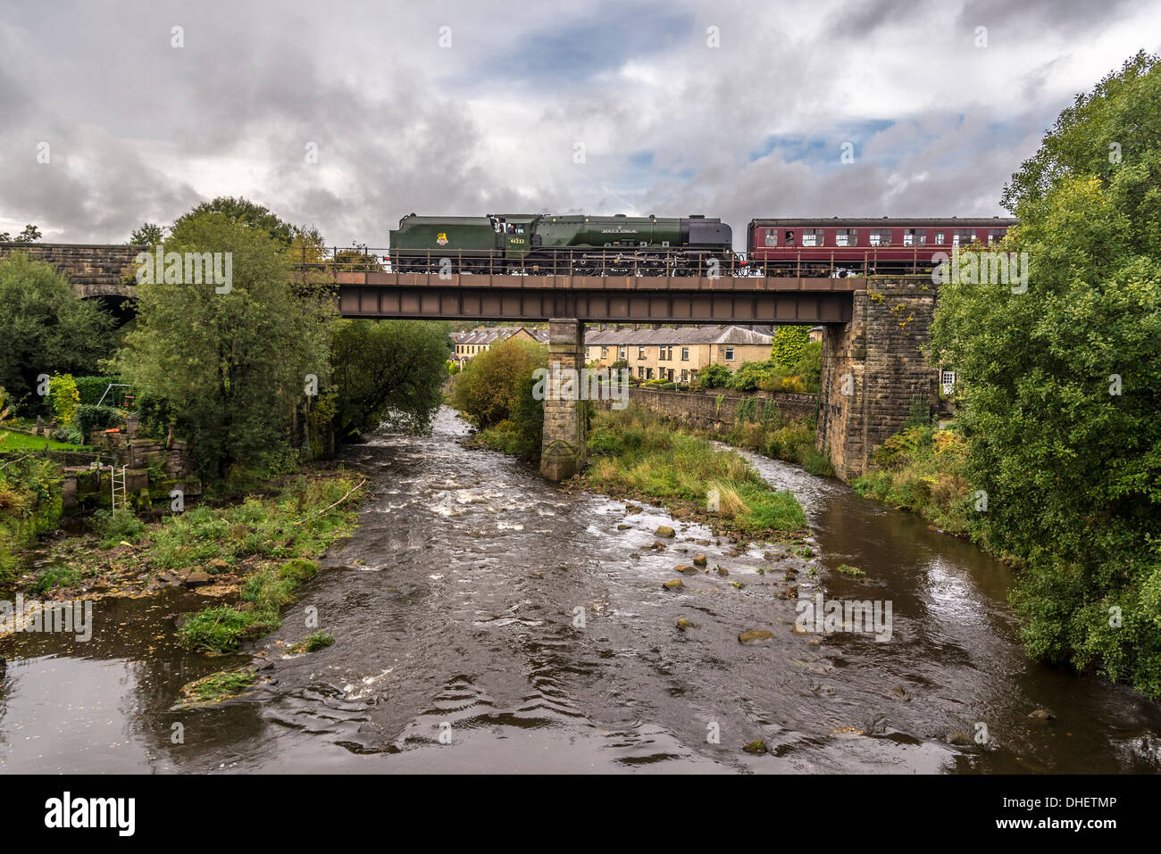 East Lancashire Railway Herbst Dampf Gala statt am Wochenende Oct 19/20. 2013. Brooksbottom Viadukt über den Fluss Irwell. Stockfoto