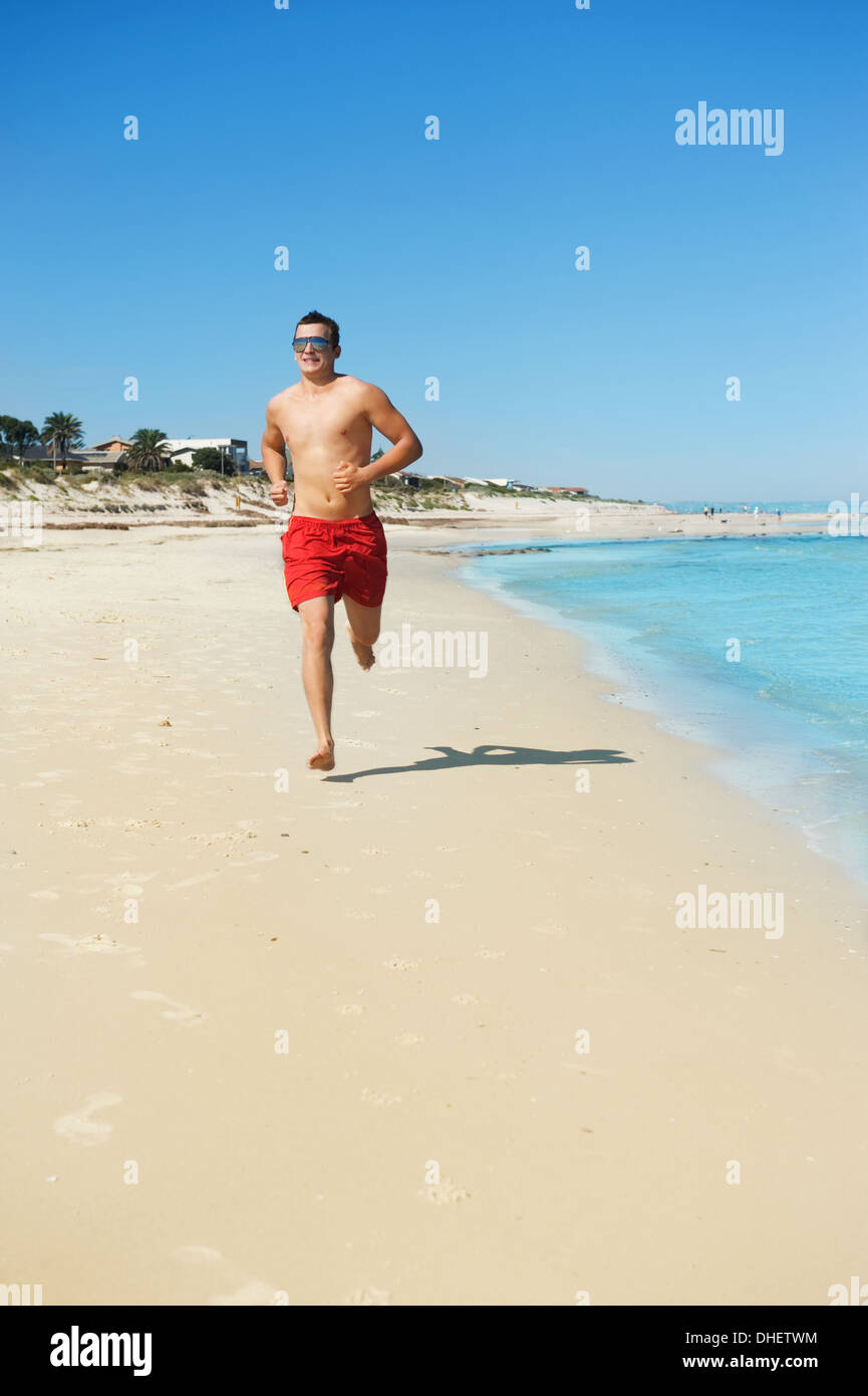 Mann läuft entlang der Küste Stockfoto