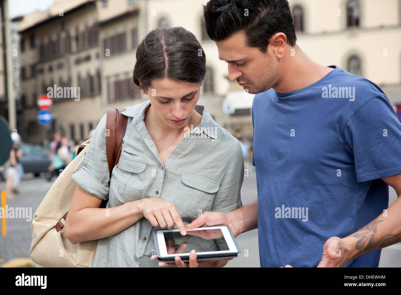 Junges Paar mit digital-Tablette, Florenz, Toskana, Italien Stockfoto