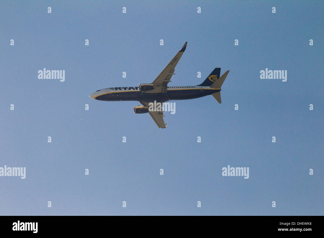 Ryanair Boeing 737-8AS EI-EGB auf Ansatz, der Flughafen London Luton in Bedfordshire, Großbritannien. Stockfoto