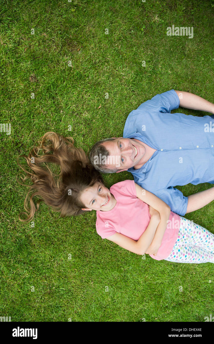 Vater und Tochter auf dem Rasen liegend Stockfoto