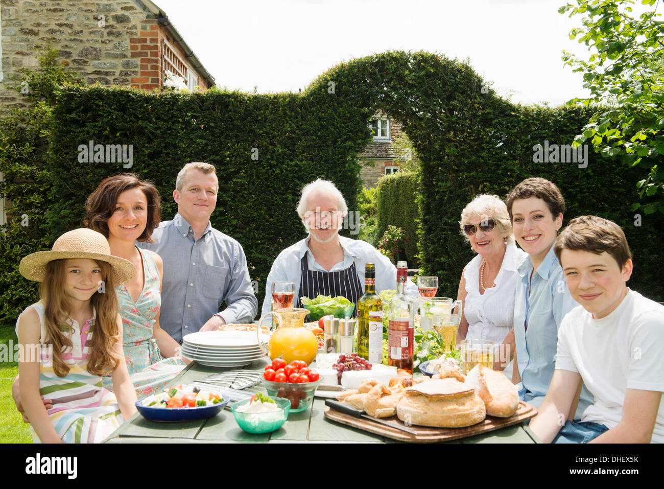 Porträt von drei Generationen Familie genießen Mittagessen im freien Stockfoto