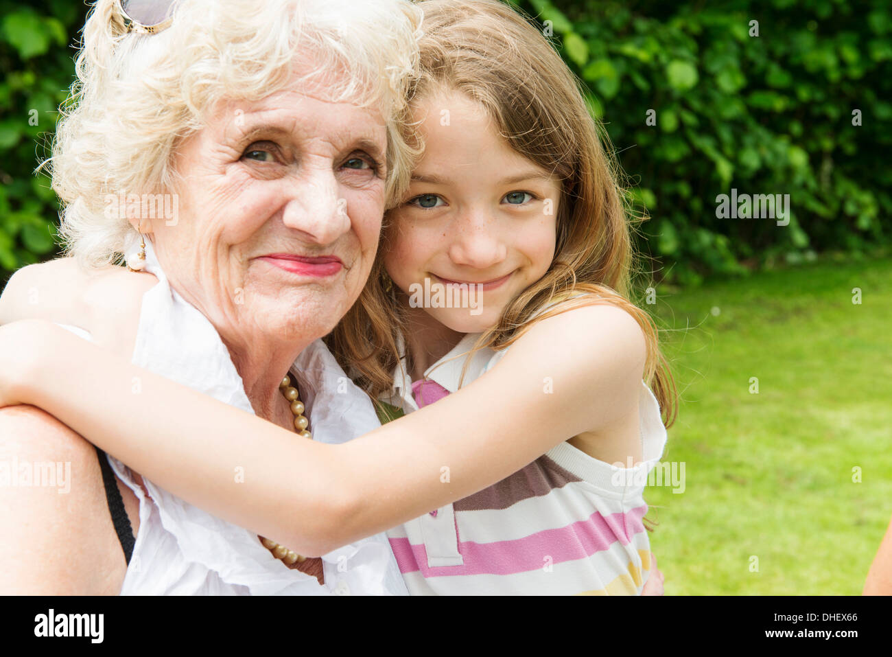 Porträt der Großmutter und Enkelin umarmt Stockfoto