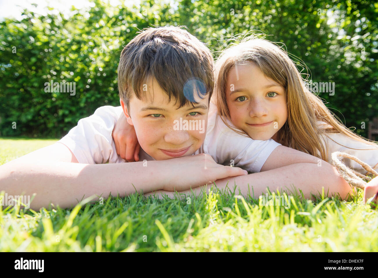 Porträt von Bruder und Schwester liegen auf dem Rasen Stockfoto