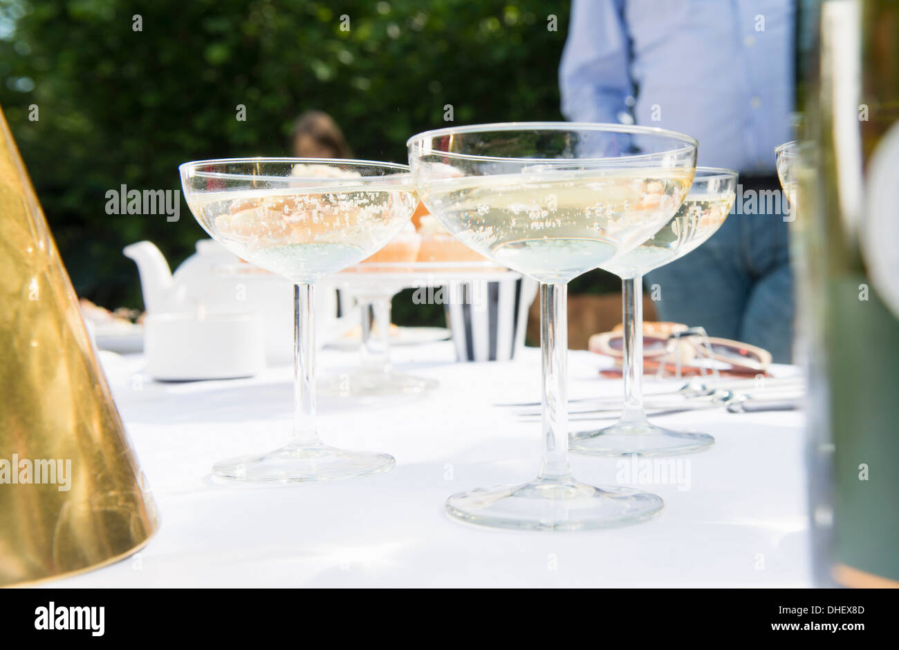 Champagner-Gläser auf Tisch, Nahaufnahme Stockfoto