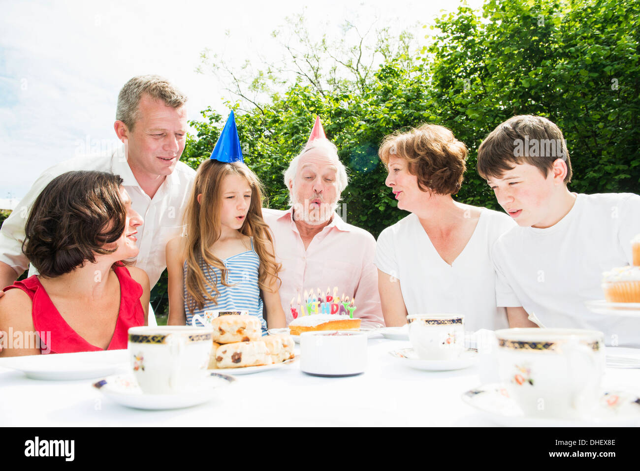 Familie feiern Großvaters Geburtstag Stockfoto