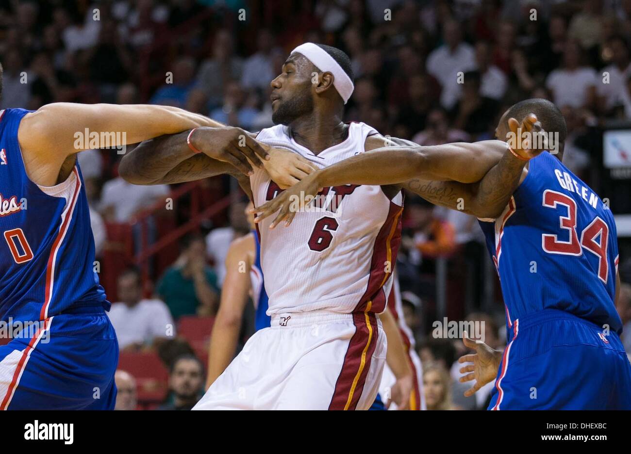 Miami, Florida, USA. 7. November 2013. Los Angeles Clippers zentrieren Byron Mullens (0) und Los Angeles Clippers shooting Guard Willie Green (34) Miami Heat small forward LeBron James (6) in Schach halten bei AmericanAirlines Arena in Miami, Florida am 7. November 2013. Bildnachweis: Allen Eyestone/The Palm Beach Post/ZUMAPRESS.com/Alamy Live-Nachrichten Stockfoto